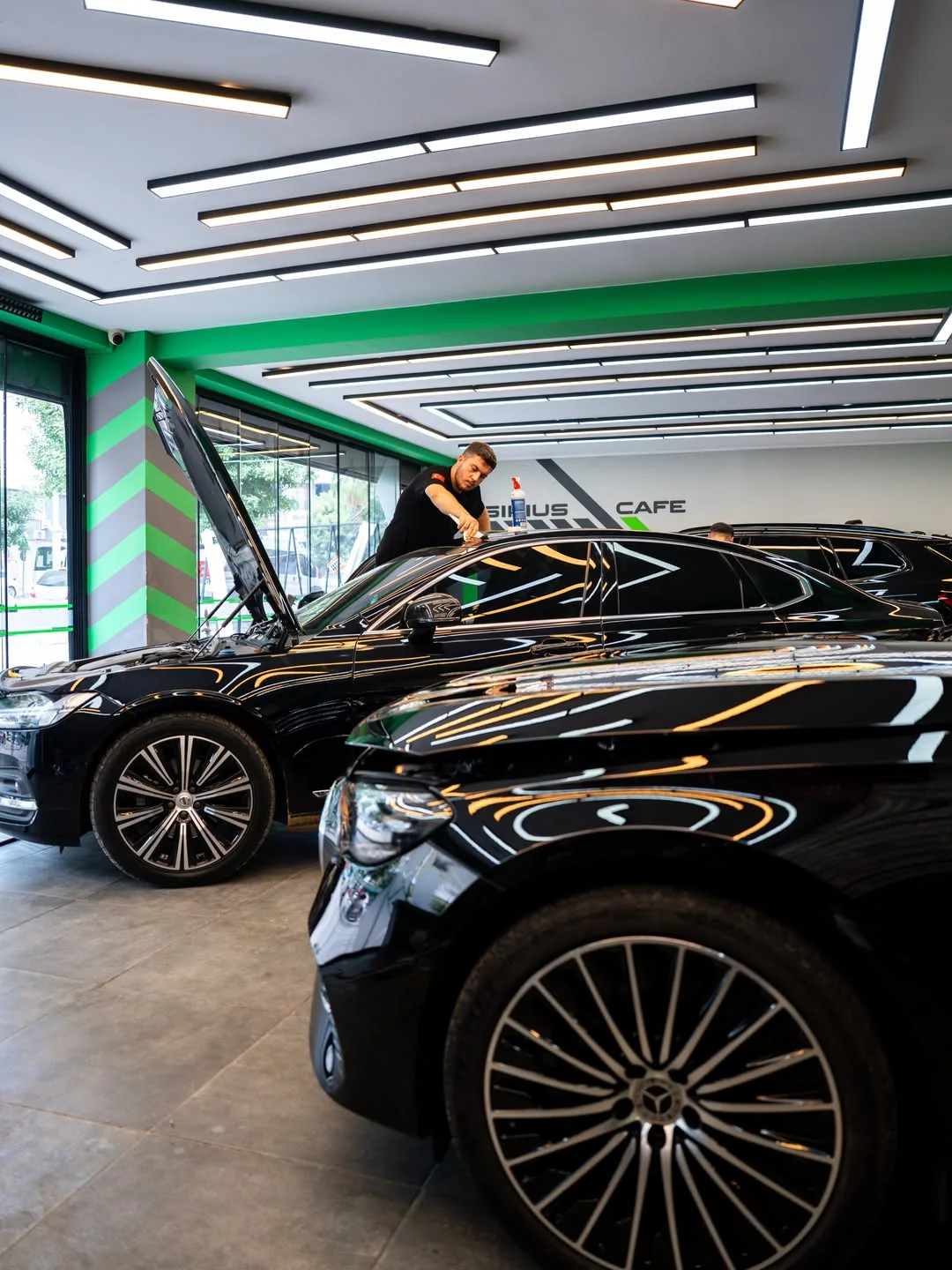 Sirius Car Design atölyesinde siyah Mercedes otomobiller