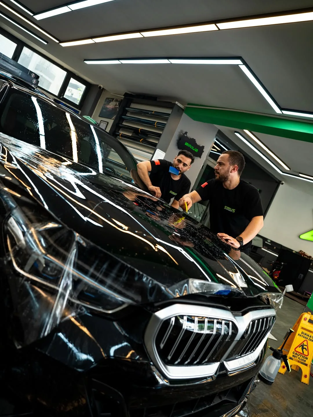 Sirius Car Design atölyesinde araç kaplama uygulaması