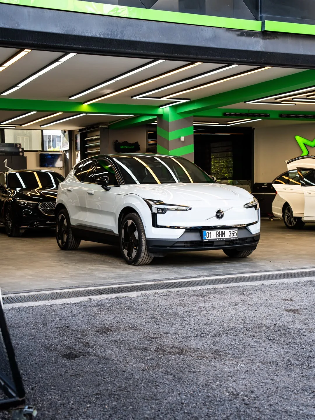 Sirius Car Design atölyesi önündeki beyaz Volvo EX30
