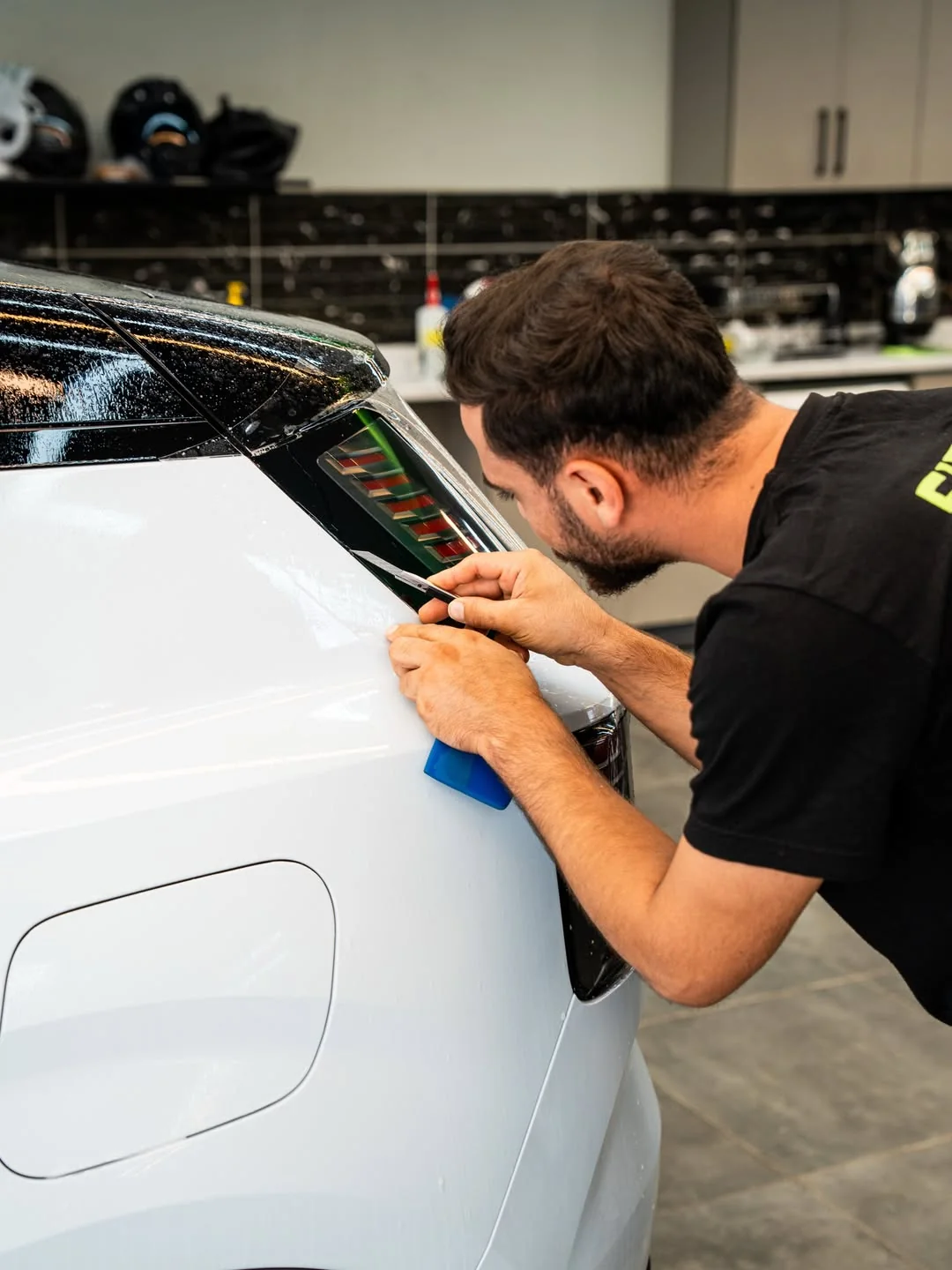 Volvo EX30 üzerinde koruyucu film kenarı tamamlanırken