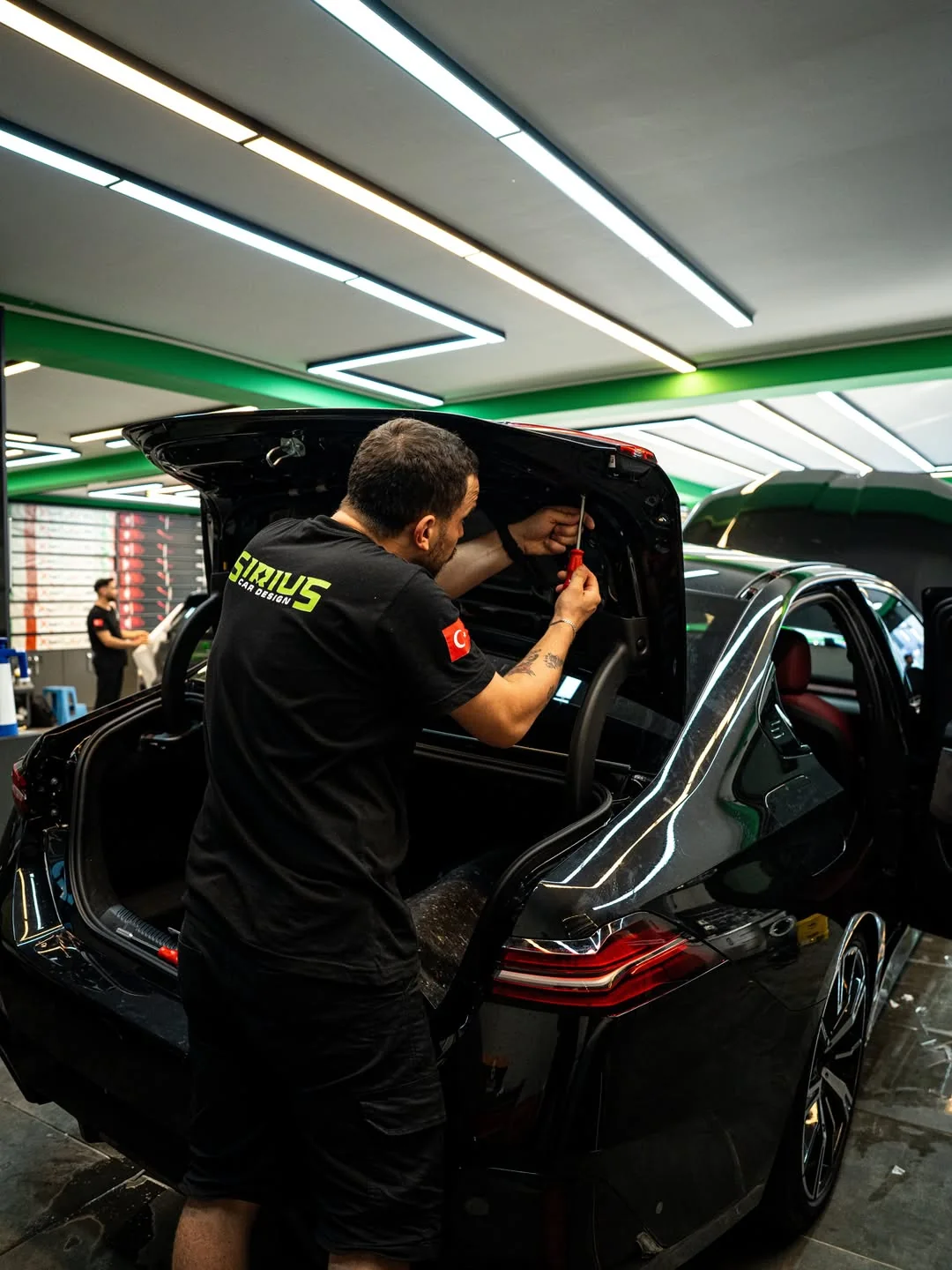 Sirius ekibi açık araç kapısında çalışırken